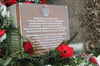 Der Gedenkstein erinnert an die am Neuen Friedhof in einem Sammelgrab ruhenden 45 weiblichen polnischen KZ-Häftlinge.