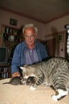 Dieter Seidel mit dreien seiner 17 Katzen. Foto: Susanne Böhm