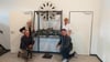 Gemeinsam mit ihren Ehefrauen haben Dr. Wolfgang Höhne (links) und Stefan Haak die über 150 Jahre alte Rathausuhr wieder funktionstüchtig gemacht. Am Sonntag kann sie von 14 bis 16 Uhr in der Vereinsetage besichtigt werden.