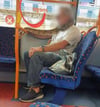 Mit einer Schlange als Mundschutz war diesem Mann genug Abstand im Bus gewiss.