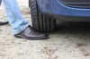Ein Auto, das über die Füße eines Menschen rollt, verursacht schwere Verletzungen.