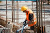 Wer in Vorpommern auf dem Bau arbeitet, sollte mehr als 20 Euro Stundenlohn verlangen, empfiehlt die Gewerkschaft IG Bau.