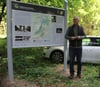 Röbels Bürgermeister Andreas Sprick hat den Teilnehmern der Glienholz-Wanderung Wissenswertes zu den neuen Info-Tafeln erklärt.