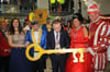 Neubrandenburgs Oberbürgermeister Silvio Witt überreichte einen goldenen Schlüssel an die Narren. 
