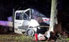 Beim jüngsten Unfall, zu dem auch Feuerwehrleute aus Milmersdorf ausrücken mussten, war ein Transporter auf der Landesstraße 200 gegen einen Baum geprallt.
