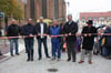 Es ist vollbracht: Bürgermeister Jörf Lange (2.von rechts) und andere Honorationen der Stadt geben die Flaniermeile wieder frei.