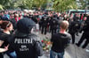 Polizisten und Bürger stehen nach dem Abbruch des Stadtfestes Chemnitz an der Stelle, wo es in der Nacht zum Sonntag zu einem öflichen Streit kam.