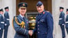 Generalleutnant Ingo Gerhartz, Inspekteur der Luftwaffe (rechts), und der Chief of the Air Staff der Royal Air Force (RAF), Sir Stephen Hillier, besiegeln die Kooperationsvereinbarung.  