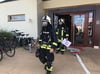 Nach einem Feueralarm inspizierten Feuerwehrleute den Saunabereich in der NaturTherme. Zur Sicherheit trugen die Einsatzkräfte Atemschutzmasken.