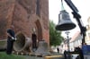 Fast geräuschlos schwebten am Mittwochvormittag die vier neuen Glocken vom Lastwagen vor das Turmportal der St. Peter und Pauls Kirche in Teterow.