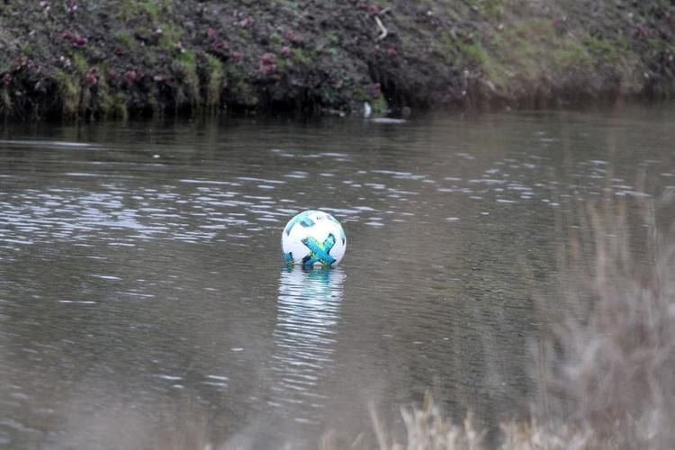 Bälle landen seit Monaten im Gätenbach