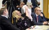 „Ja, wer ist denn da?!” SPD-Abgeordnete Nadine Julitz mit ihrer knapp drei Monate alten Tochter Karla im Schweriner Landtag. Ex-Ministerpäsident Erwin Sellering (rechts) scheint die Kleine nicht zu stören.