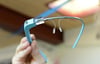 Googles Multimedia-Brille tritt gegen die Daten-Uhren mehrerer Hersteller an. Hier im Praxiseinsatz beim spanischen Kieferchirurg Pedro Pena im Oktober 2013 bei einer Operation. Foto: MARCIAL GUILLÉN/dpa