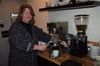 Nach dem Diebstahl des Kaffeeautomaten bereitet Ulrike Hesse Espresso und Kaffee vorübergehend wieder "mit Herz und Hand" zu.