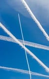 Kondensstreifen am Himmel entstehen, wenn die Abgase von Flugzeugtriebwerken auf kalte Luft treffen. „Chemtrail“-Anhänger vertreten dagegen eine andere Theorie.