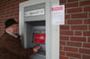 Hier ist nichts zu holen: Am Bank-Automat an der Altentreptower Südkreuzung herrscht seit Monaten Flaute. Auch Rentnerin Sigrid Oelker muss einen Umweg laufen, um Bargeld zu bekommen.