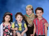 Die geliebte Familie von Ossama auf einem Bild: Huda (4), Kenan (3), seine Frau Jomana und Mohammand (6). Vor allem Kenan braucht Hilfe, denn der Dreijährige ist krank und benötigt Medikamente. 