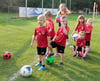 Die Kinder lernen beim Training spielerisch die Abläufe, die es braucht, um gute Fußballer/innen zu werden.