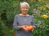 Züchterin Karin Reimann aus Krienke zeigt die große Ernte aus ihrem Garten.