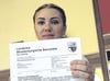 Hanna Lavrichenko zeigt ein Schreiben des Landkreises. Die Behörde hat ihren Antrag auf Aufenthaltsgenehmigung abgelehnt. Jetzt gibt es nur noch eine Hoffnung.