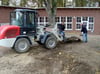 Mitarbeiter der Straßen und Tiefbau GmbH Aschoff haben die Bänke aus Granit abgebaut und die Flächen, auf denen sie standen, geglättet.