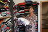 Mitarbeiterin Annegret Müller sortiert Bekleidung in die Regale. Die Demminer Tafel braucht für ihre Kleiderkammer jedoch dringend Sachen für den Herbst und Winter.