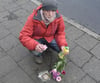 Heinz Wittmer und Mitglieder des Aktionsbündnisses putzen am Donnerstag die Stolpersteinen und legen dort Blumen ab.