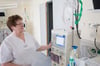 Dialyseschwester Daniela Päsler bedient eines der neuen Dialysegeräte. Neun gibt es nun in Karlsburg insgesamt.