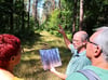 Schulförster Joachim Lange demonstrierte den Waldumbau anhand von Bildern, die zeigten, wie es noch vor wenigen Jahren aussah.