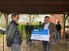 Pflegedirektor Wolf Steffen Schindler übergibt eine Spende an Harald Winter vom Förderverein der Kreismusikschule Uecker-Randow.