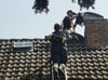 Mirko Ozygus (oben) und Karsten Windmüller von der Feuerwehr Jarmen holten in Leussin eine blinde Katze vom Schornstein eines Hauses herunter.