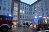 Ein Brand in einem Behördenzentrum hat für einen größeren Feuerwehr- und Polizeieinsatz in Rostock gesorgt.
