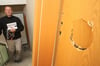 Eine gewaltsam geöffnete Tür: Die Tischlerei von Göran Katzor setzte eine neue Wohnungstür ein. Foto: Eckhard Kruse