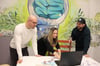 Koordinatorin Daniela Zorn mit Christoph Bruch (links) und Martin Horst im Digitalen Innovationszentrum Neubrandenburg.