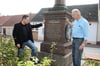 Im Jahr 2011 nahmen Pfarrer Bernhard Riedel (links) und Georg Pirrwitz das Denkmal an der Penkuner Kirche genauer in Augenschein. Es ging um die Sanierung, doch bislang fehlte das Geld.