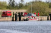 Die Wassergefahrengruppe der Demminer Feuerwehr barg am Bollwerk in Meyenkrebs den Toten aus der Peene.
