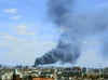 An einer Lagerhalle in Berlin-Lichtenberg ist am Donnerstag ein großes Feuer ausgebrochen.