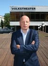 Der Intendant Sewan Latchinian ist nun ehemaliger Intendant des Volkstheaters in Rostock.