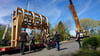Das Holzpferd ist am Donnerstagvormittag in Ankershagen eingetroffen. Jetzt wird es aufgebaut.