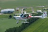 Die Remos GXiS ist das neueste Modell des Flugzeugbauers aus Pasewalk-Franzfelde. Ende Mai startete sie zum Erstflug in Pasewalk. Im Hintergrund das Kompetenzzentrum für Flugzeugbau in Franzfelde.