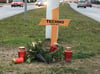 Seit langer Zeit erinnert ein hölzernes Kreuz an den Ende August 2017 hier zu Tode gekommenen Fußgänger in Neubrandenburgs Demminer Straße.
