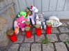 Diese Plüschtiere und fünf Kerzen stellten drei Mütter in den Hauseingang in der Breite Straße in Torgelow, die sich über den Tod der Sechsjährigen bestürzt zeigten. Auf einem kleinen Schuld steht "Unvergessen".