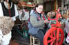 Am Spinnrad fertigt Annekathrin Scheibe (43) aus Hanfwolle feste Hanffäden.  Foto: Benjamin Vorhölter