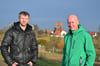 Steffen Raase (links) und Marco Kuck aus Gramzow. Im Hintergrund die Ruine der Klosterkirche.