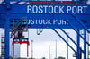 Am Rostocker Hafen sorgte ein völlig überladener Kleinlaster für Aufsehen.