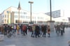 An dem „Spaziergang“ für die Lockerung der Corona-Maßnahmen in Neubrandenburg nahmen laut Polizei rund 200 Menschen teil. Treffpunkt war auf dem Markplatz vor dem Haus der Kultur und Bildung.