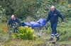Mitarbeiter der Gerichtsmedizin transportierten am Freitag in einer Kleingartensiedlung in Luckenwalde (Brandenburg) eine Leiche ab.