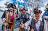„John Silver Piratenbrut“ aus Köln waren auf dem Festgelände der Hanse Sail im Stadthafen unterwegs.