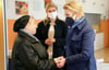 Schwesig informierte sich bei ihrem Besuch bei den ukrainischen Flüchtlingen über die Situation im Feriendorf Schwerin-Muess.