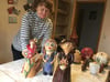 Diese Figuren entstehen in Beate Riemers Werkstatt. Die Keramikerin veranstaltet zwei Mal im Jahr einen Markt auf ihrem Hof.